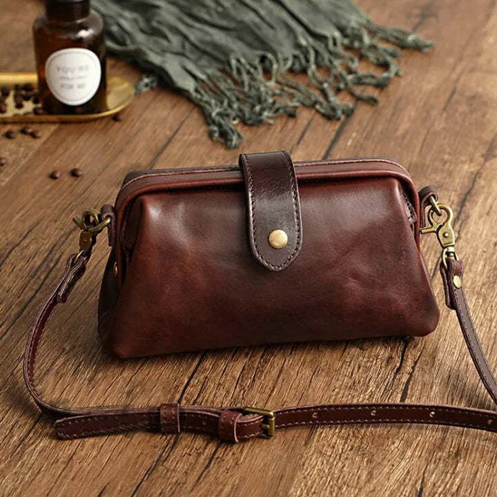 Edis | Classic Retro Shoulder Bag in a Compact Size
