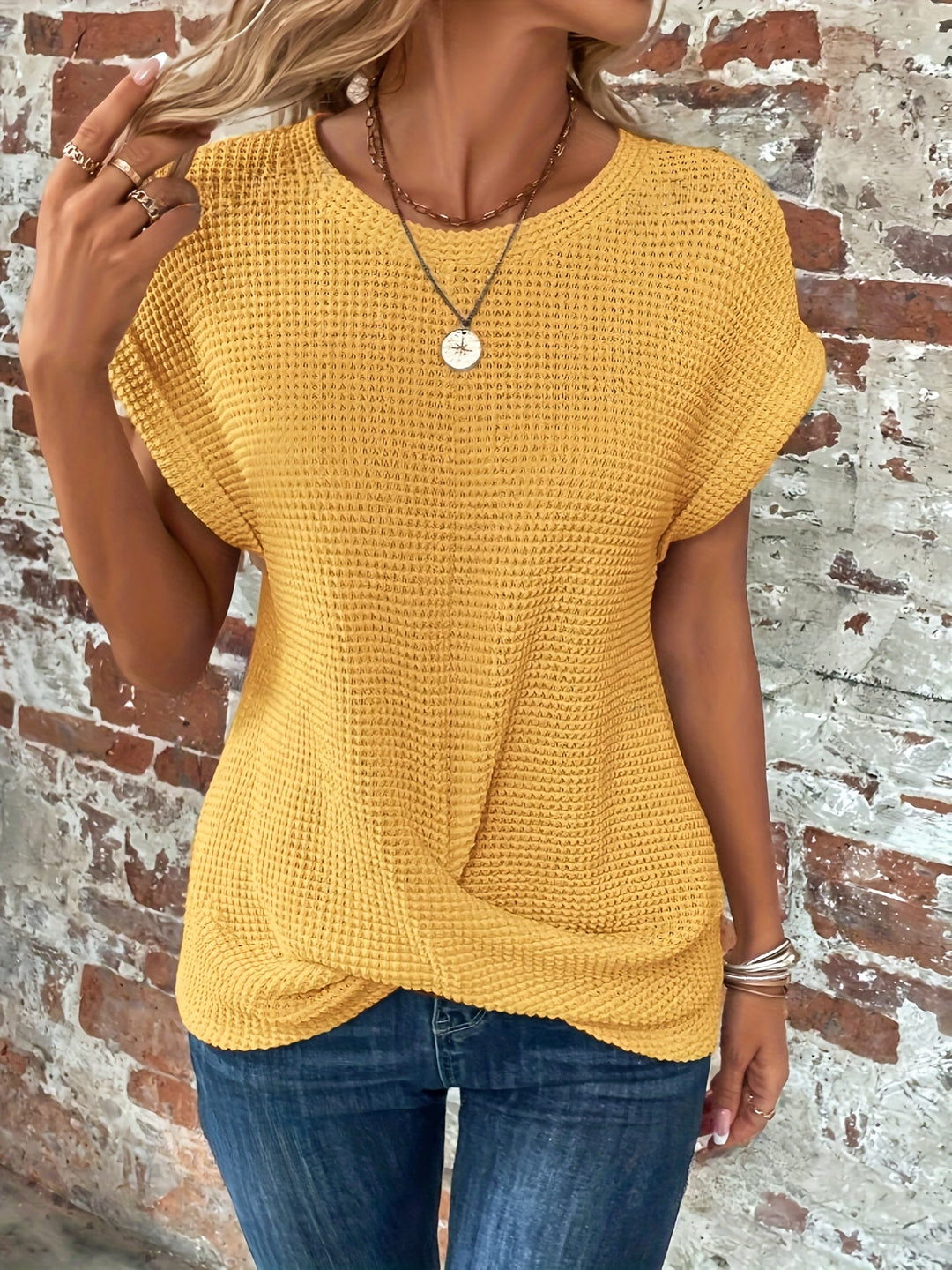 Lina - Classic short-sleeved women's top