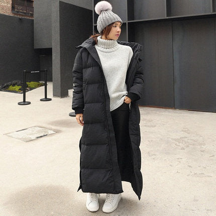 Women's extra-long quilted coat with a hood and windproof thermal insulation