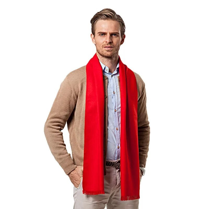 Roter Kaschmirschal mit weichem und warmem Material