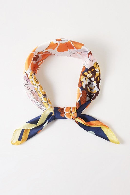 Quadratisches Tuch mit Blumenmuster
