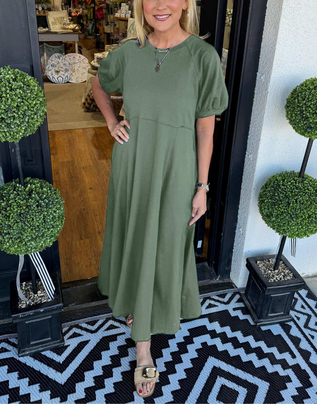 Elegant maxi dress with puff sleeves and a round neckline