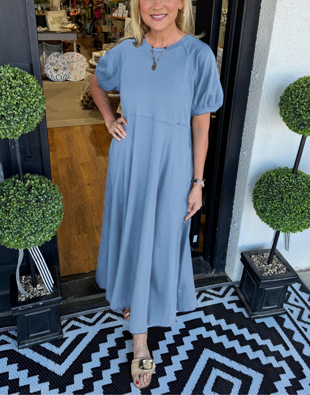 Elegant maxi dress with puff sleeves and a round neckline