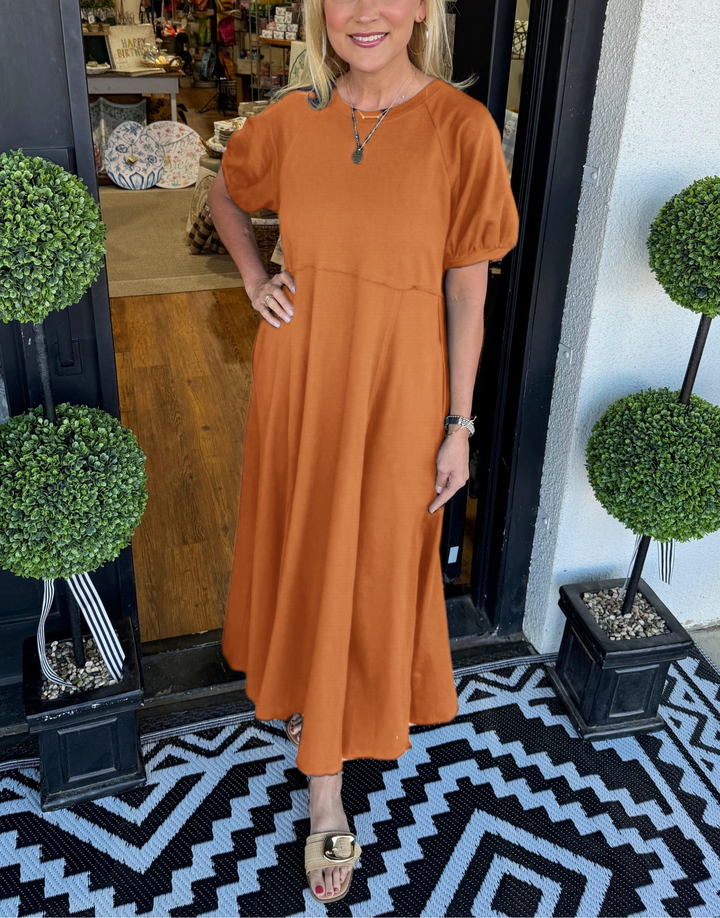 Elegant maxi dress with puff sleeves and a round neckline