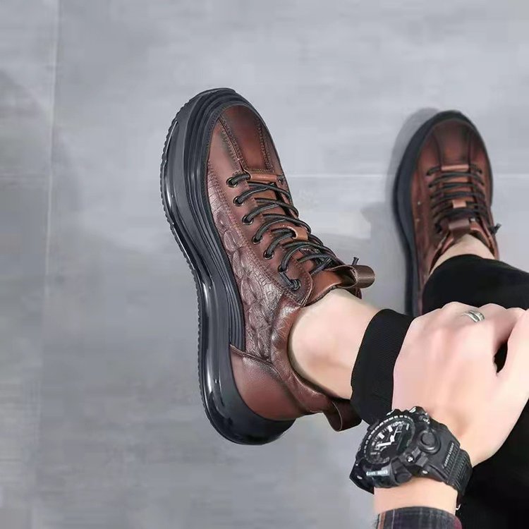 Men’s sneakers with crocodile embossing and laces