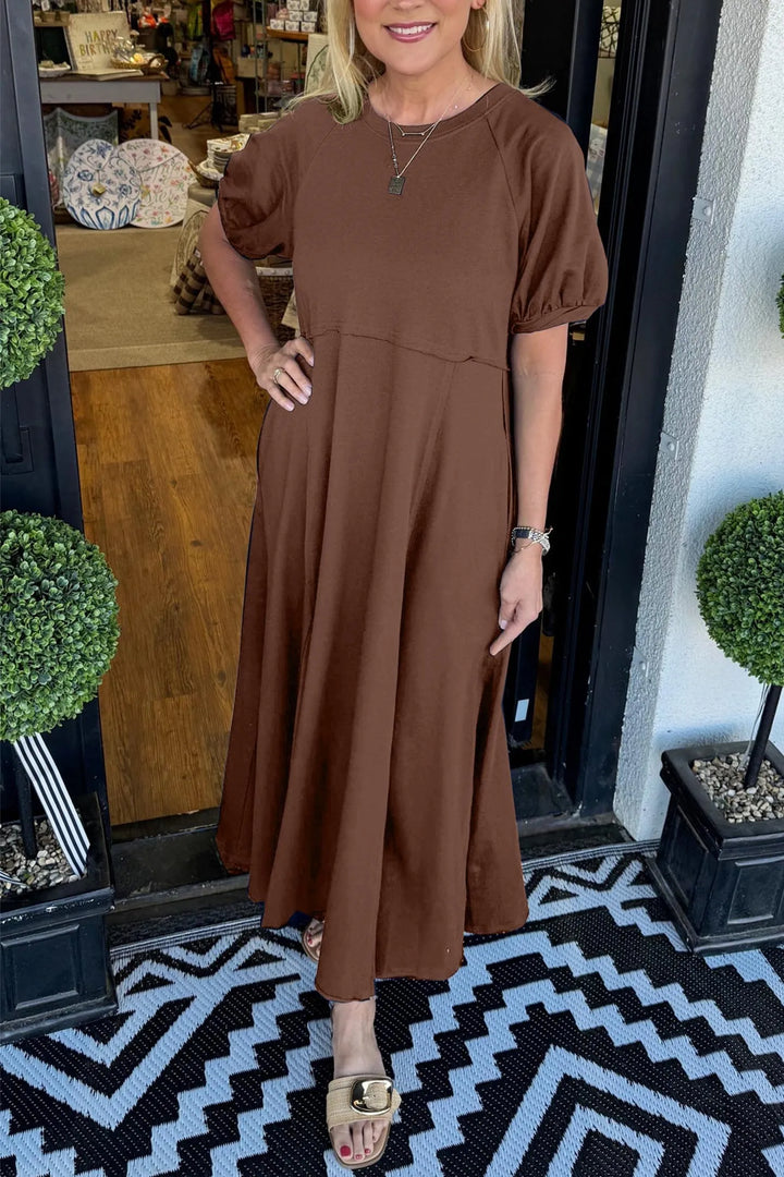 Elegant maxi dress with puff sleeves and a round neckline