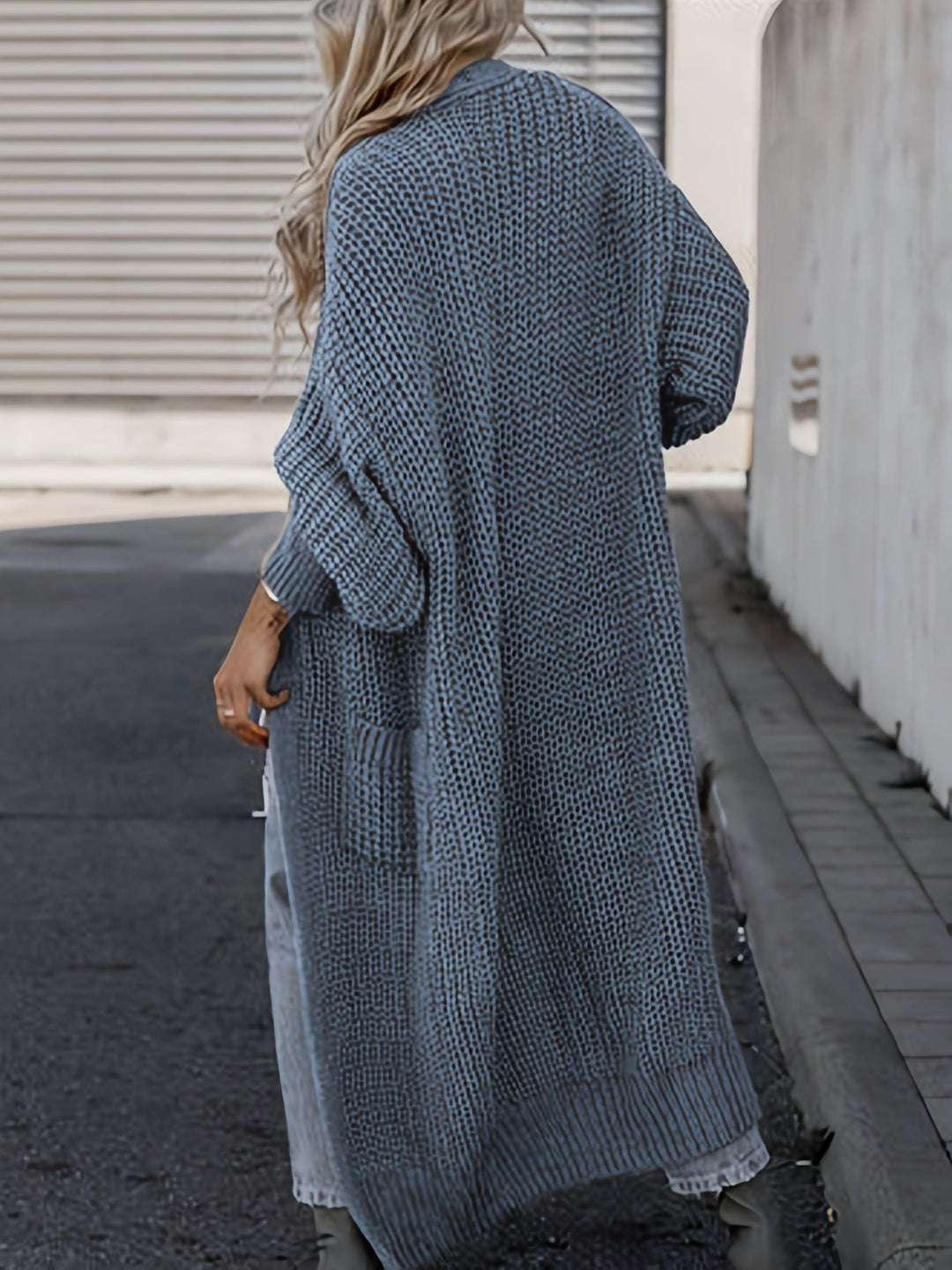 Women’s maxi cardigan with long sleeves and pockets