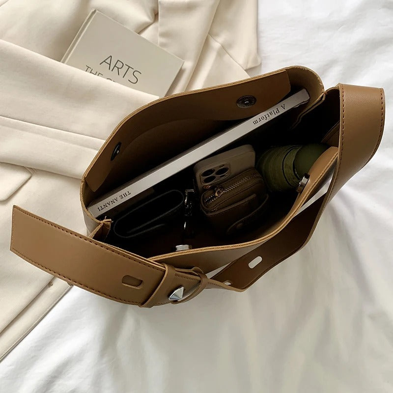Asløg | Minimalist shoulder bag with a modern cut