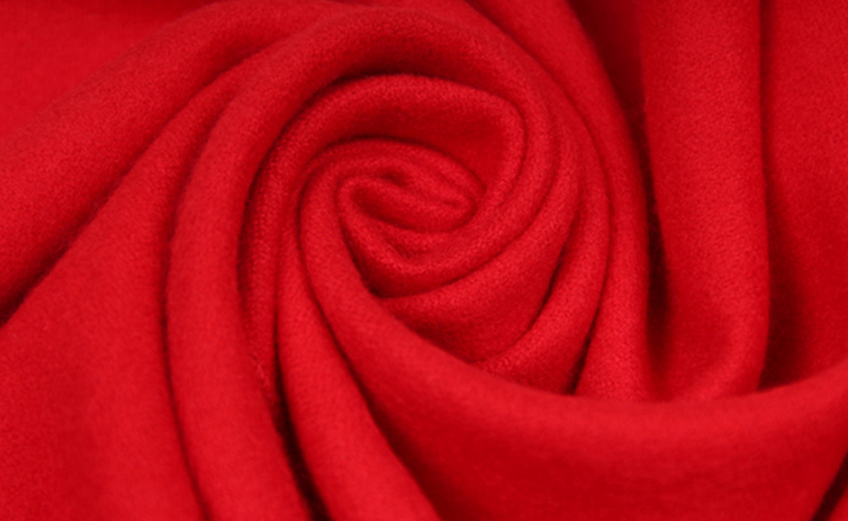 Roter Kaschmirschal mit weichem und warmem Material