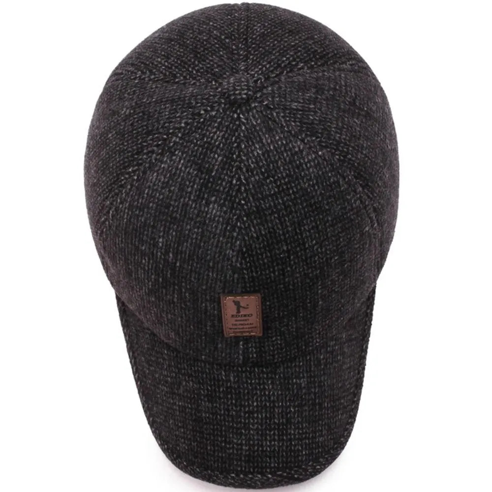 Klassische Wintermütze mit Ohrenschutz und Snapback-Design