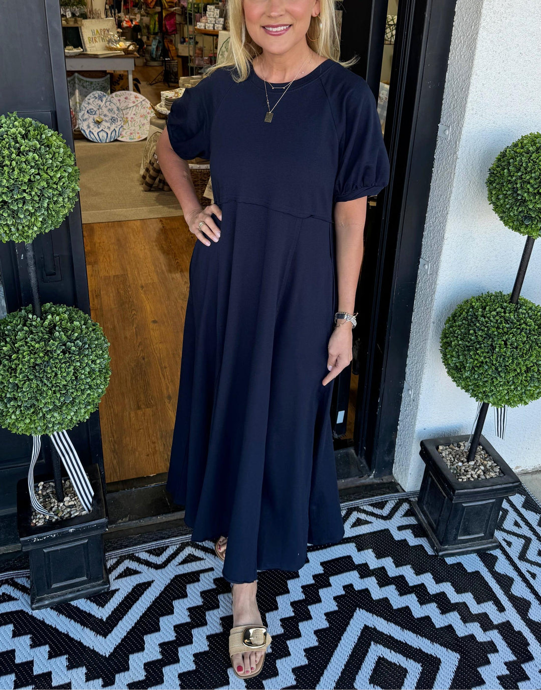 Elegant maxi dress with puff sleeves and a round neckline