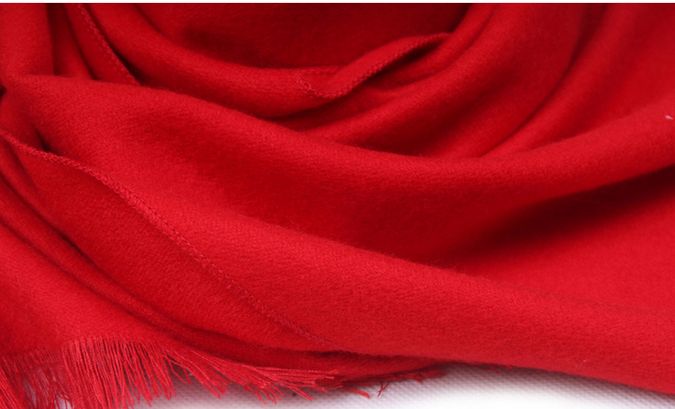 Roter Kaschmirschal mit weichem und warmem Material