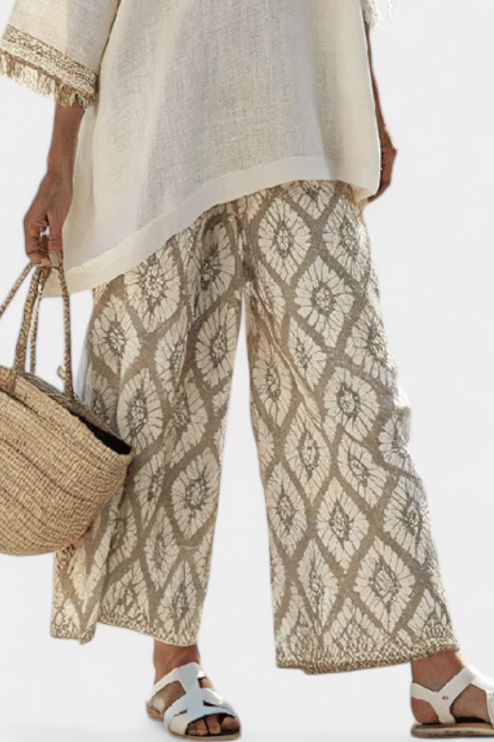 Ilaria – elegant top and casual trousers