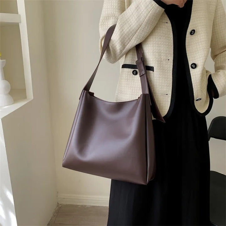 Asløg | Minimalist shoulder bag with a modern cut