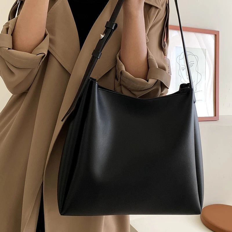 Asløg | Minimalist shoulder bag with a modern cut