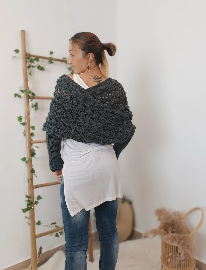 Eleonora - Scarf With Sleeves