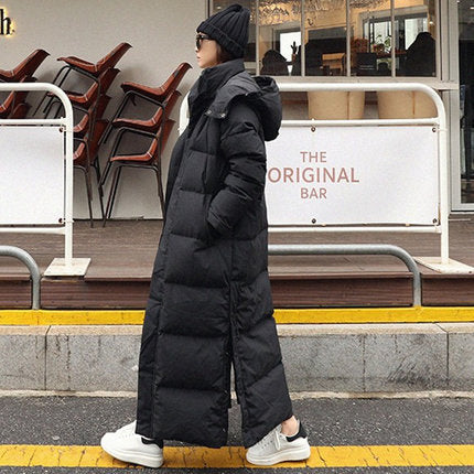 Women's extra-long quilted coat with a hood and windproof thermal insulation