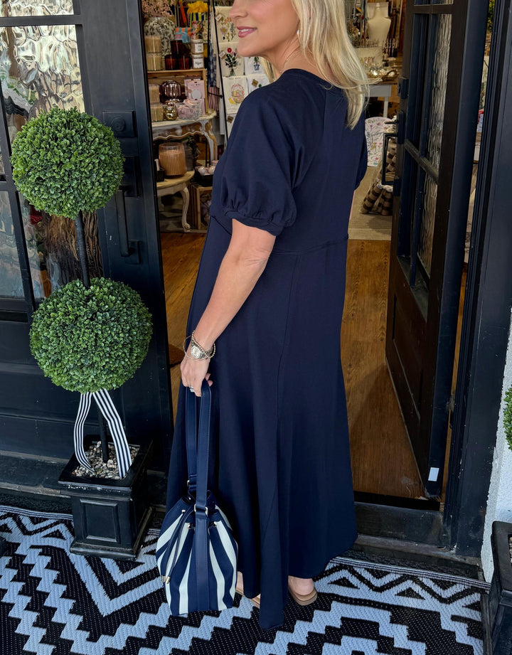 Elegant maxi dress with puff sleeves and a round neckline