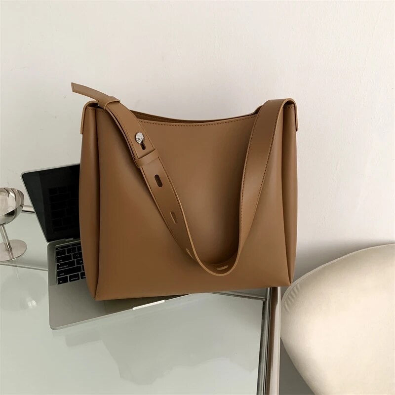 Asløg | Minimalist shoulder bag with a modern cut