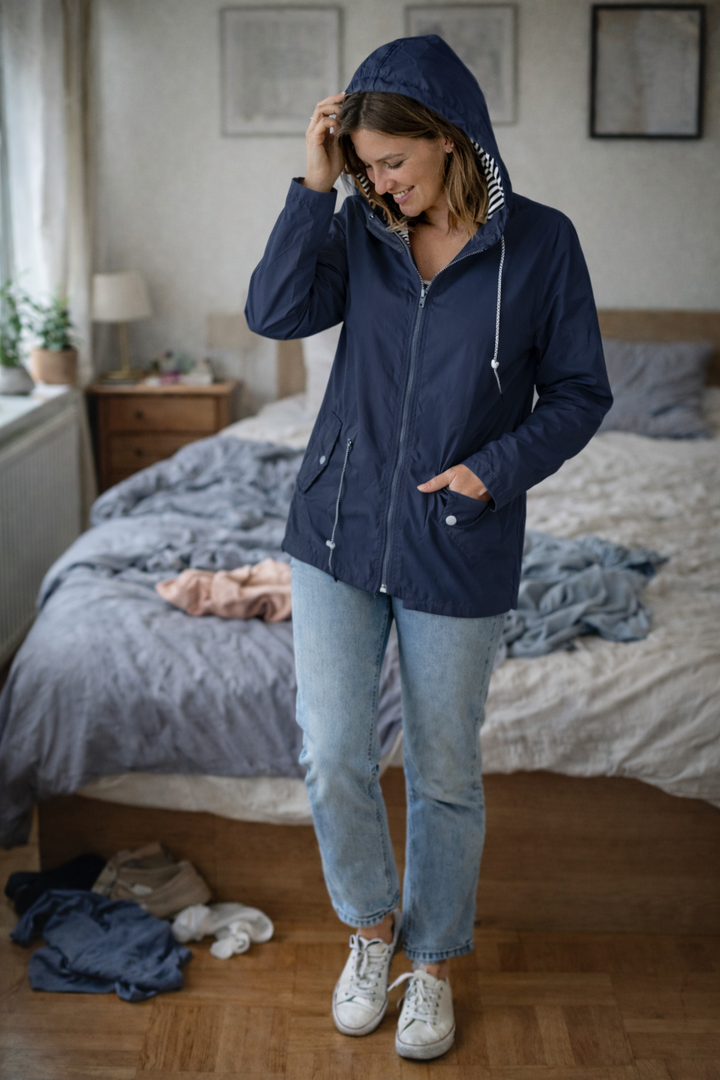 Women’s rain jacket with long sleeves, a hood, and pockets