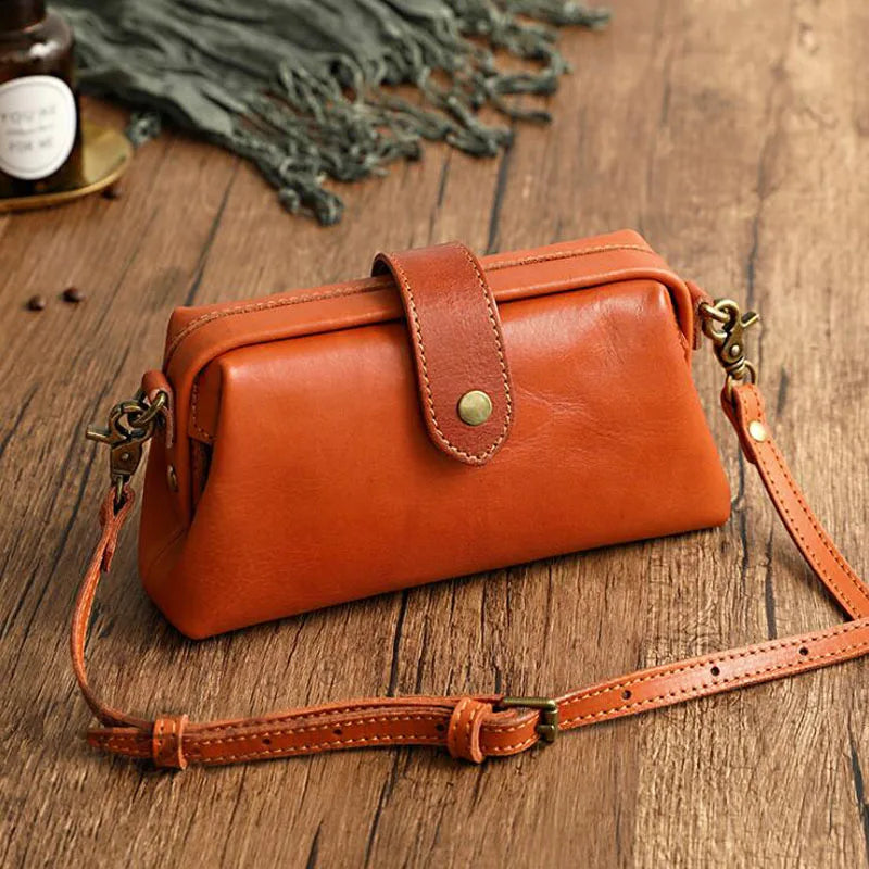 Herdis | Classic and compact bag in a warm cognac tone