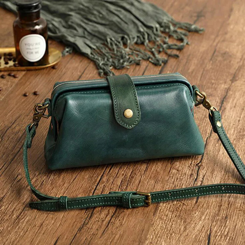 Edis | Classic Retro Shoulder Bag in a Compact Size