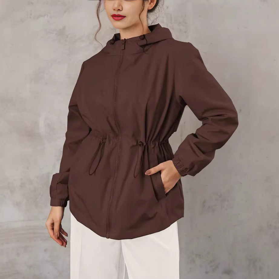 Women's outdoor jacket with adjustable hood and spacious pockets