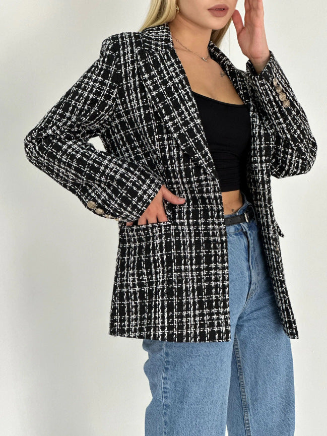 Women's blazer jacket with a tailored fit and elegant buttons