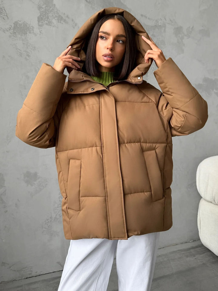 Women's oversized quilted jacket with a hood and integrated pockets