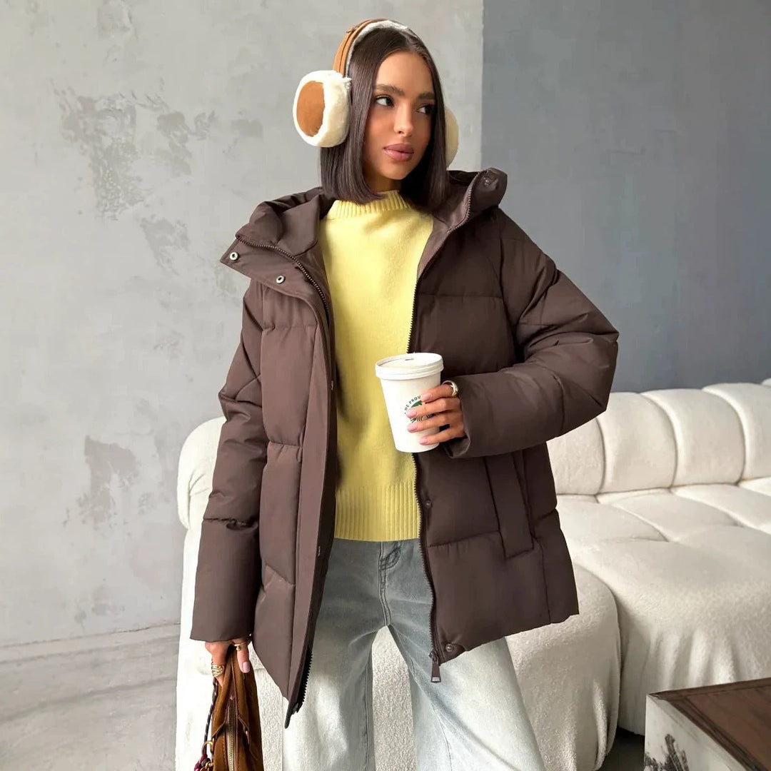 Women's oversized quilted jacket with a hood and integrated pockets
