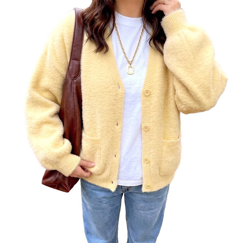 Women's cardigan with a V-neck, pockets, and buttons