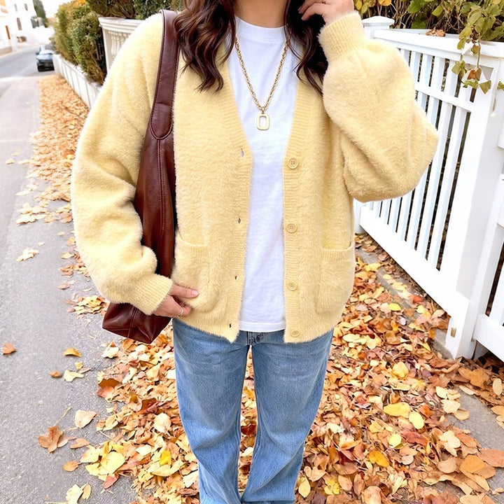 Women's cardigan with a V-neck, pockets, and buttons