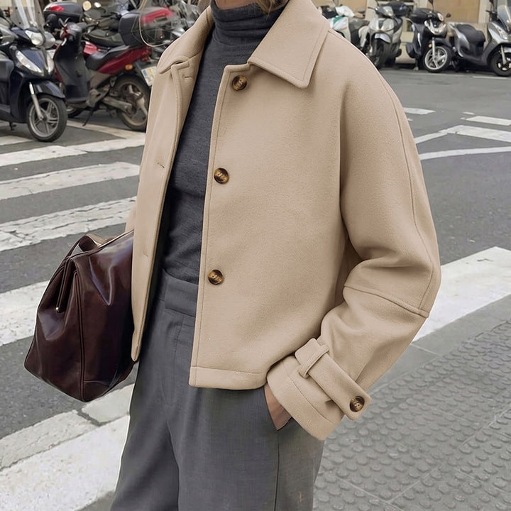 Women's short coat with shirt collar and adjustable cuffs