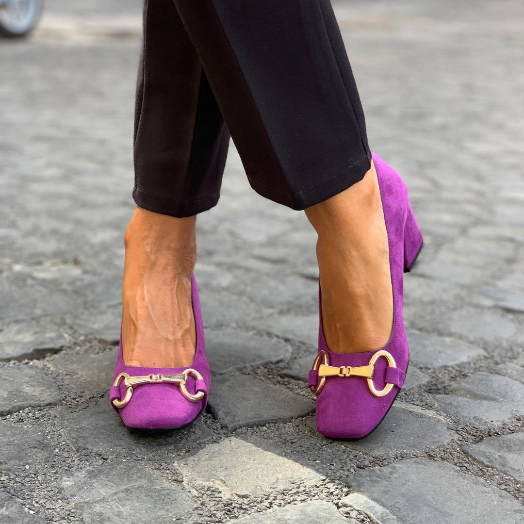 ELEGANT PUMPS WITH GOLD DETAILS