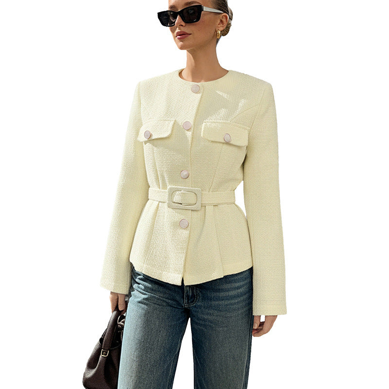 Gesa | Women's blazer with a round neckline, long sleeves, a belt, and pockets