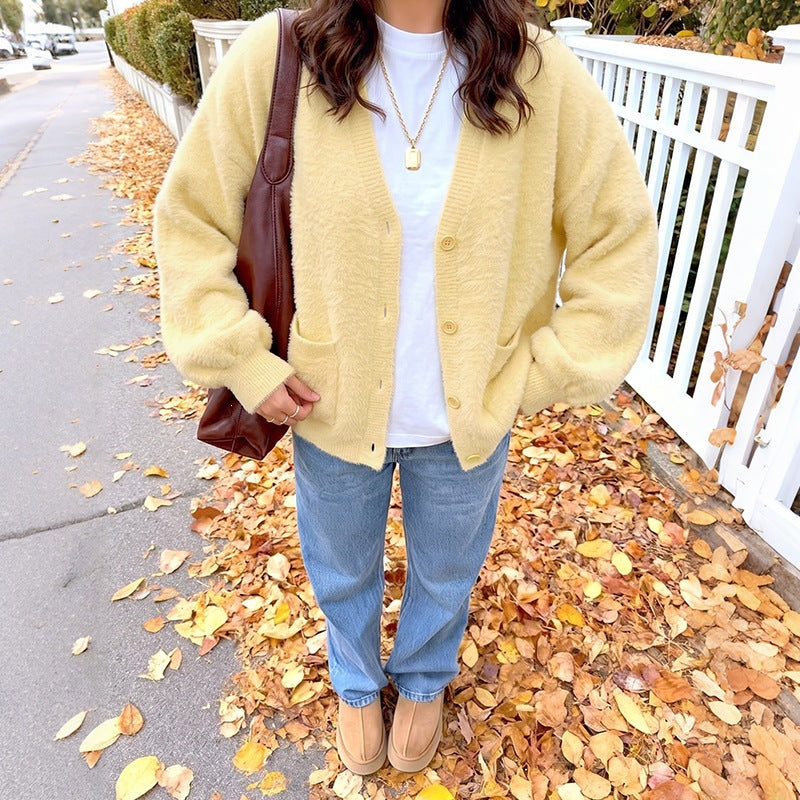 Women's cardigan with a V-neck, pockets, and buttons