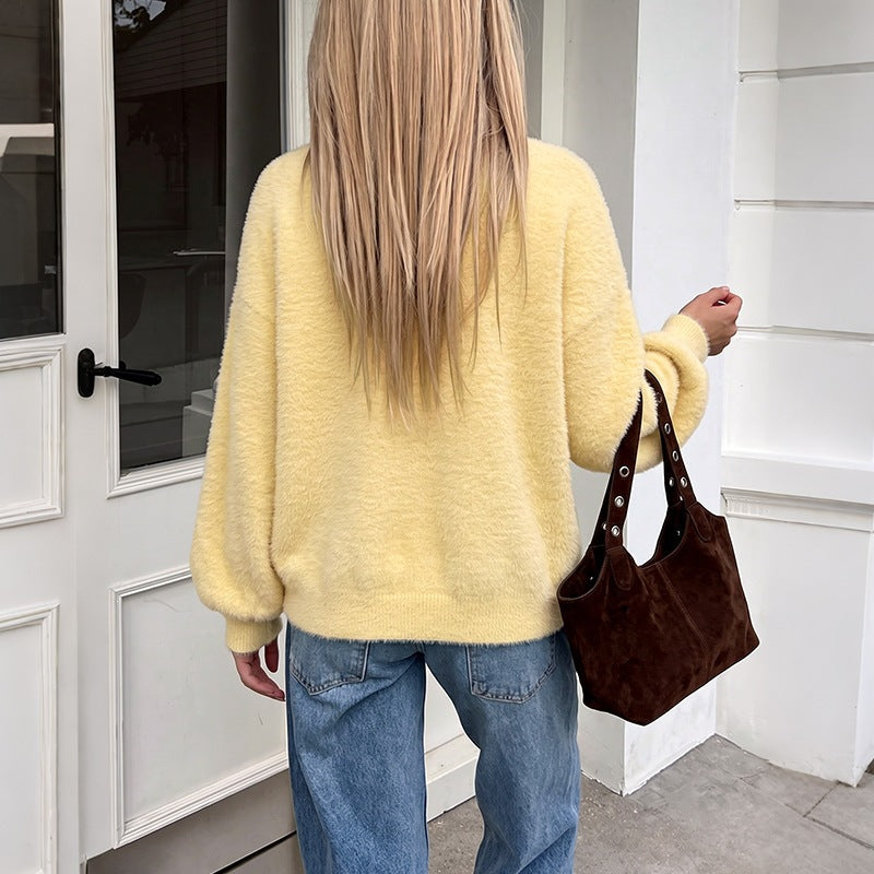 Women's cardigan with a V-neck, pockets, and buttons