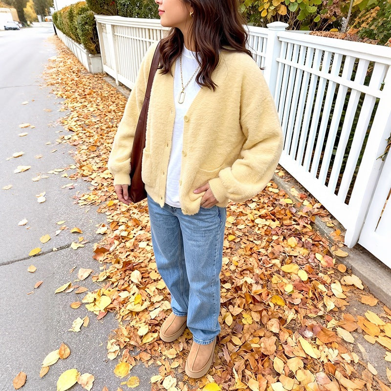Women's cardigan with a V-neck, pockets, and buttons