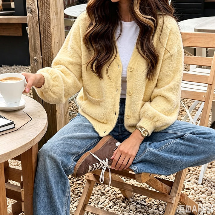 Women's cardigan with a V-neck, pockets, and buttons