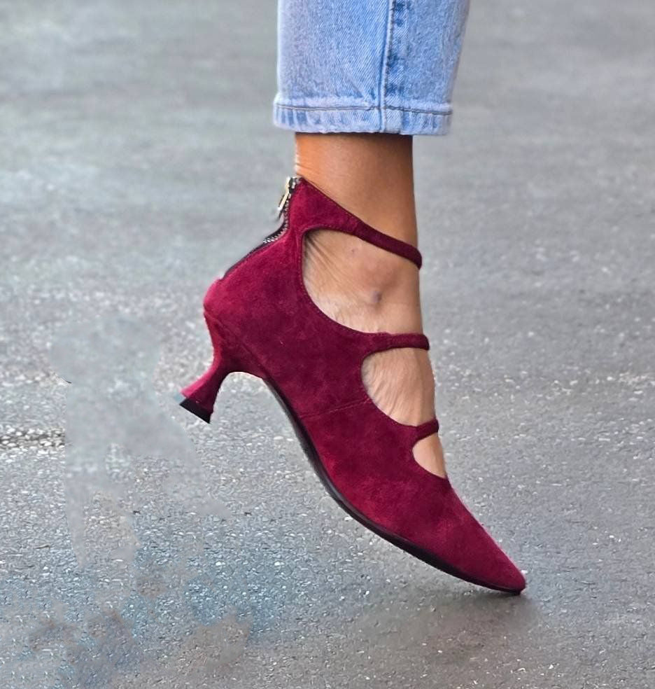 PUMPS WITH BARS AND LOW HEEL