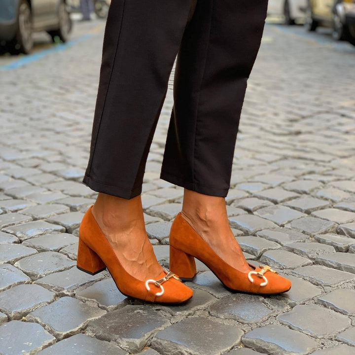 ELEGANT PUMPS WITH GOLD DETAILS