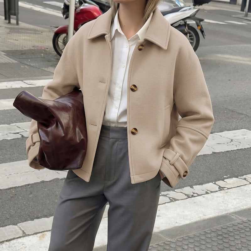 Women's short coat with shirt collar and adjustable cuffs