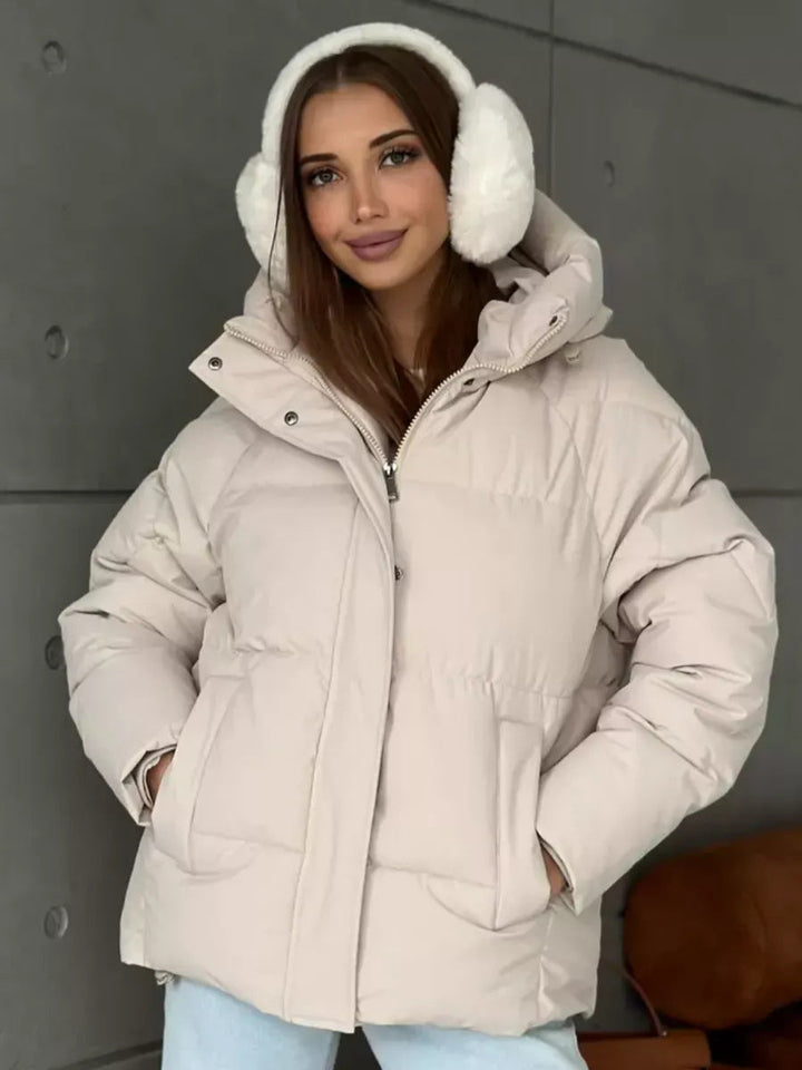 Women's oversized quilted jacket with a hood and integrated pockets