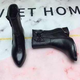 Women's pointed-toe ankle boots