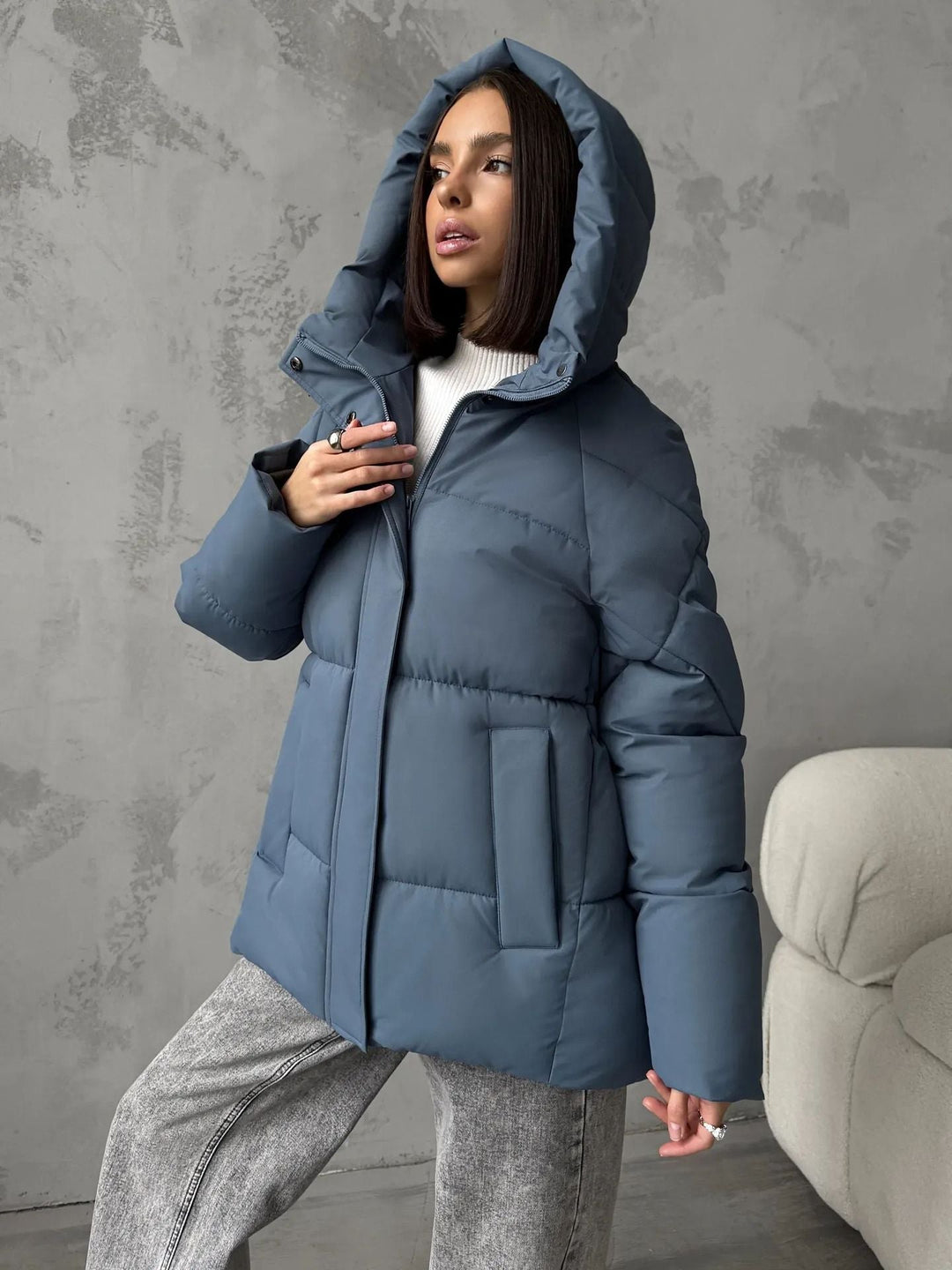 Women's oversized quilted jacket with a hood and integrated pockets