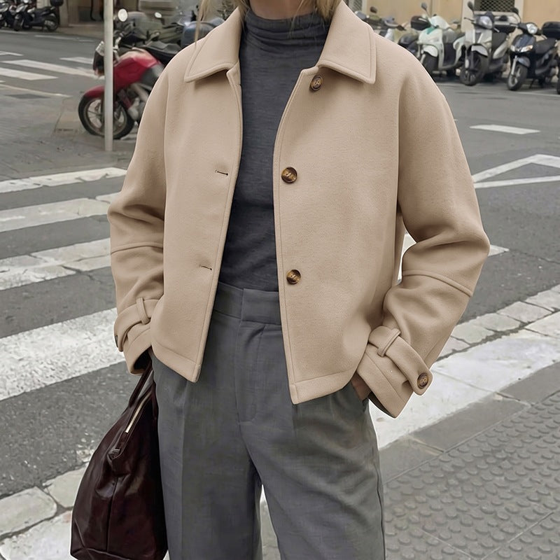 Women's short coat with shirt collar and adjustable cuffs