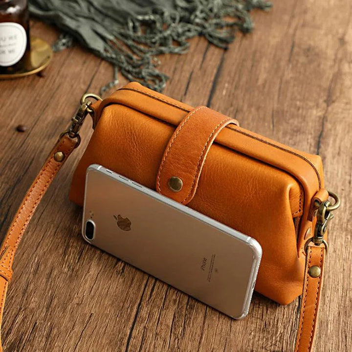 Herdis | Classic and compact bag in a warm cognac tone