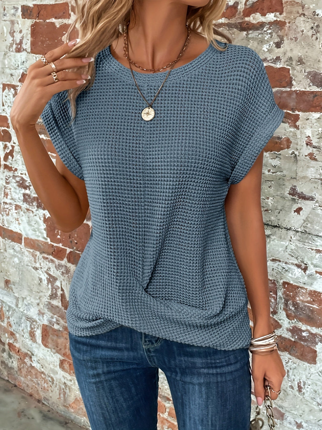 Lina - Classic short-sleeved women's top