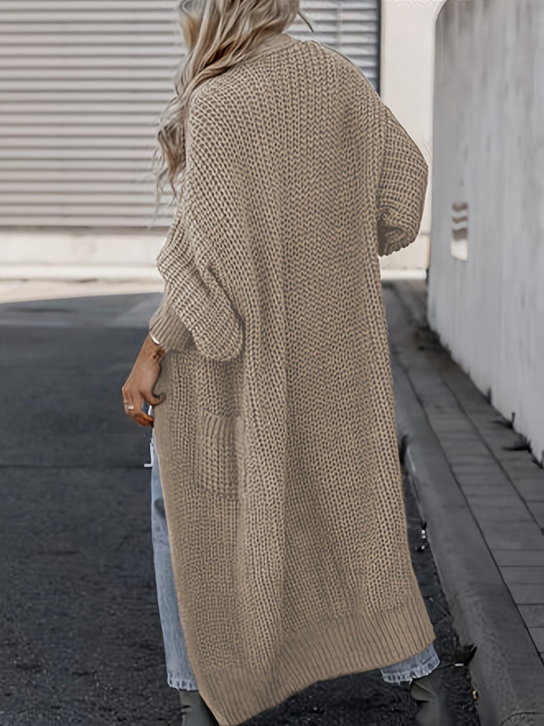 Women’s maxi cardigan with long sleeves and pockets