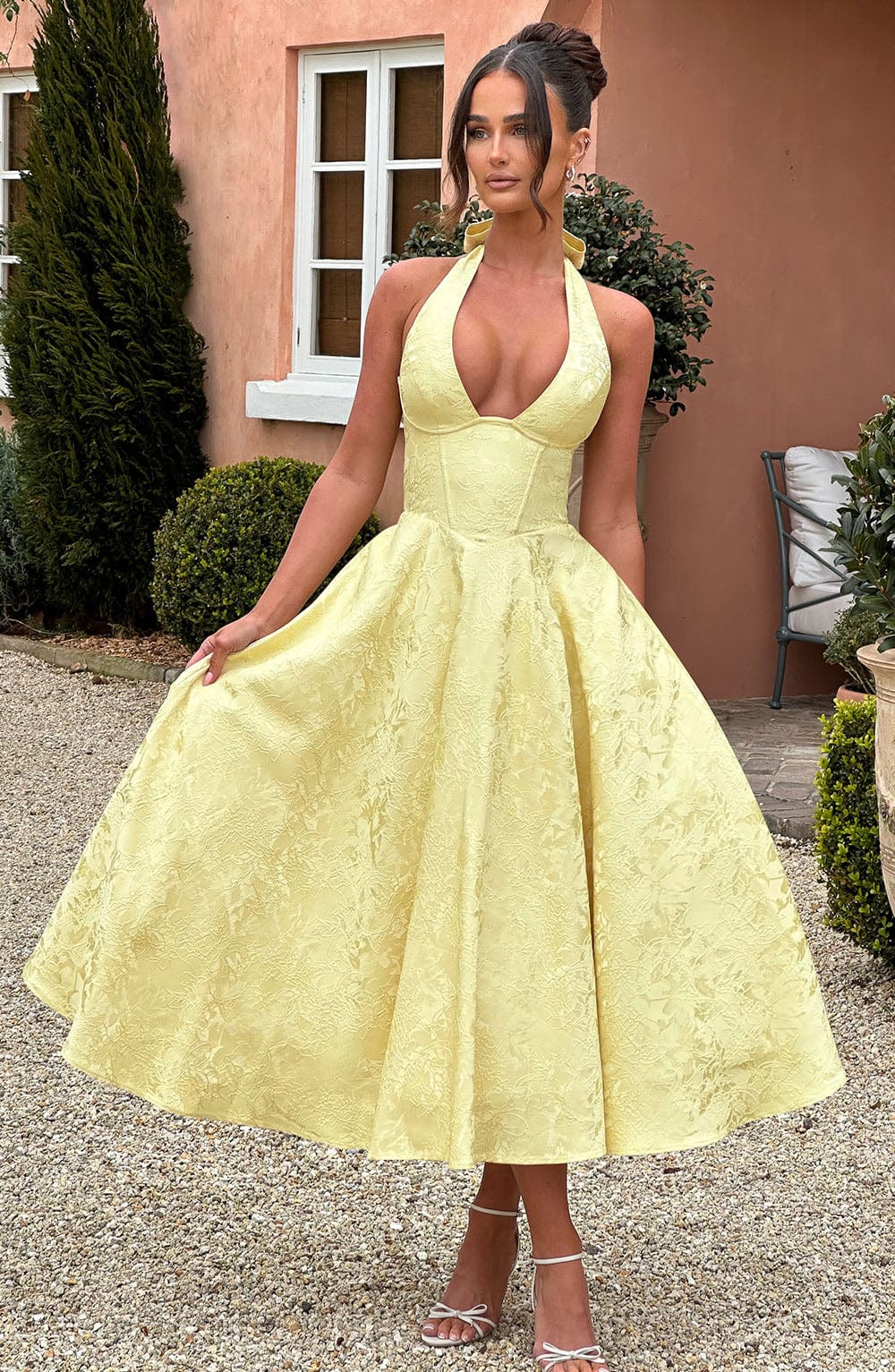 Niamh - Elegant Embroidered Sleeveless Deep V-Neck Dress